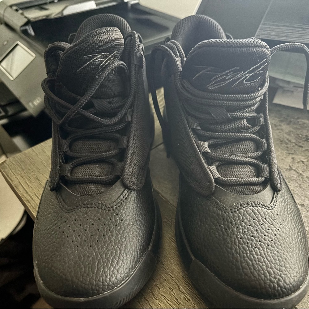 Jordan max aura 4- never worn no box